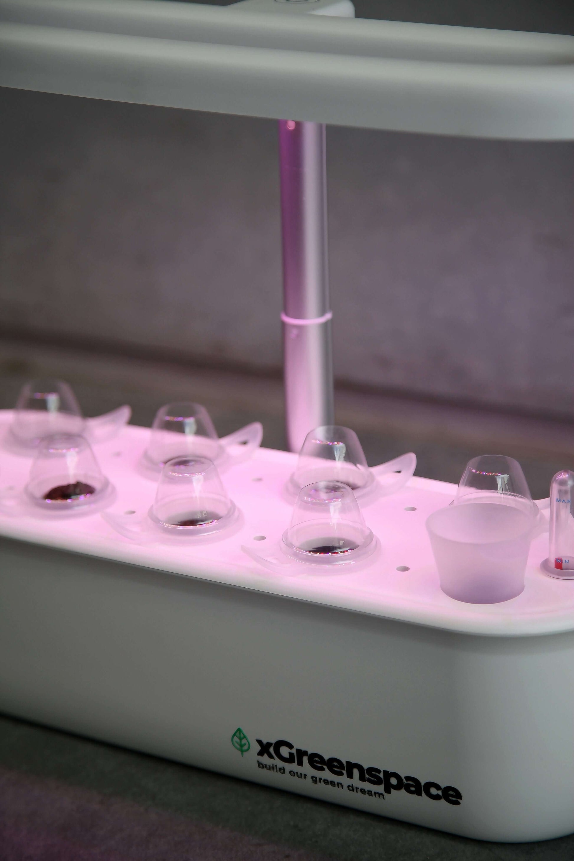 xGreenspace MiniBlock hydroponic system featuring 8 grow pods and LED lighting for indoor gardening.